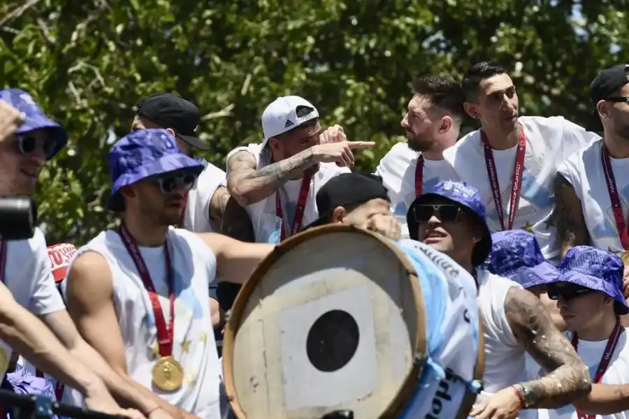 VIVO | Locura total: la caravana de los campeones del mundo avanza entre la marea de gente 