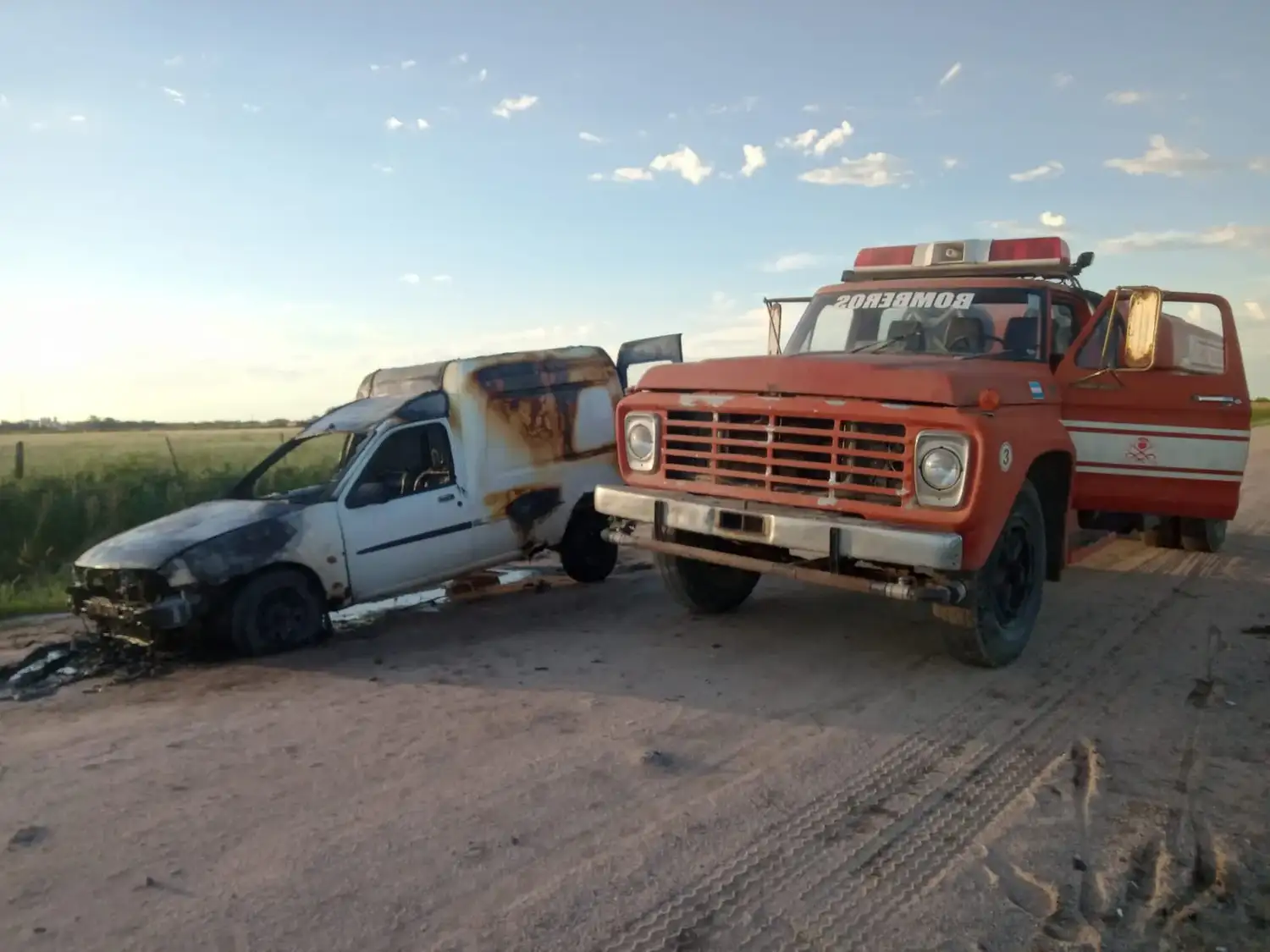 incendio camioneta utilitario bomberos tarde bella italia camino central - 1
