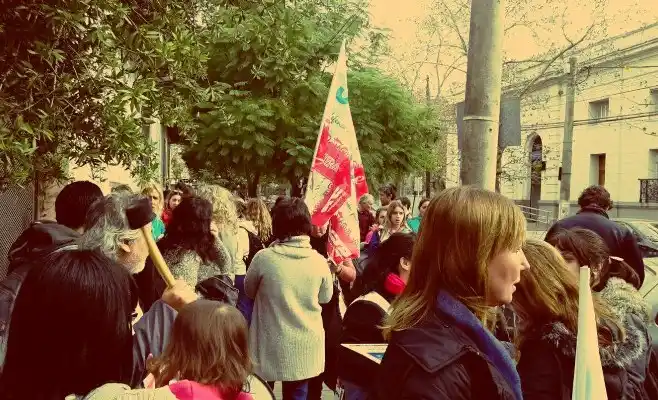 Protesta de docentes tras brutal agresión a una maestra en Zárate