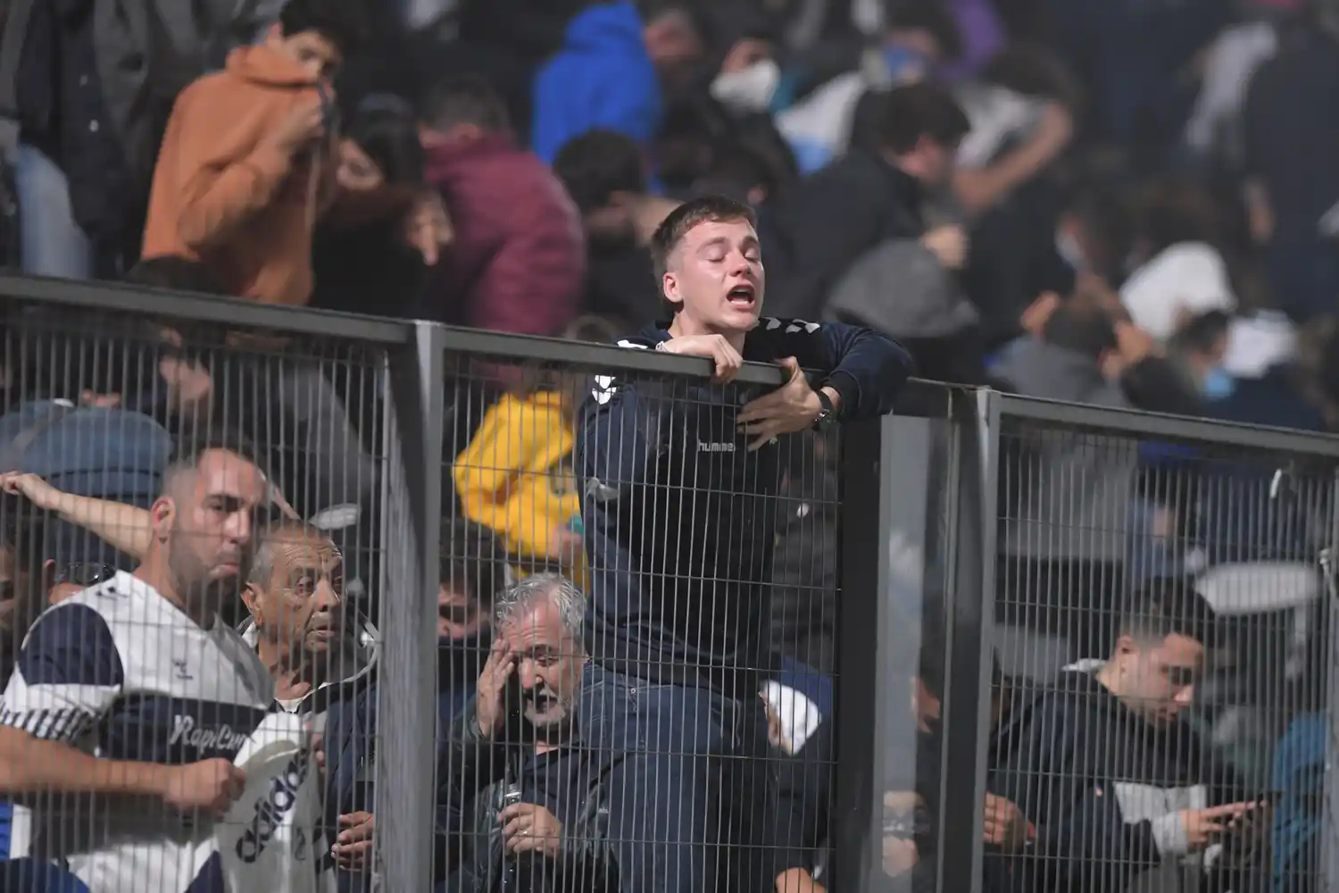 Incidentes en Gimnasia - Boca: 8 personas fueron atendidas con heridas de bala de goma, golpes y arritmias cardíacas