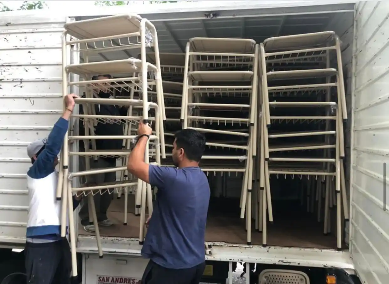 Con una inversión de $ 2.300.000, llegaron mesas y sillas para 16 escuelas