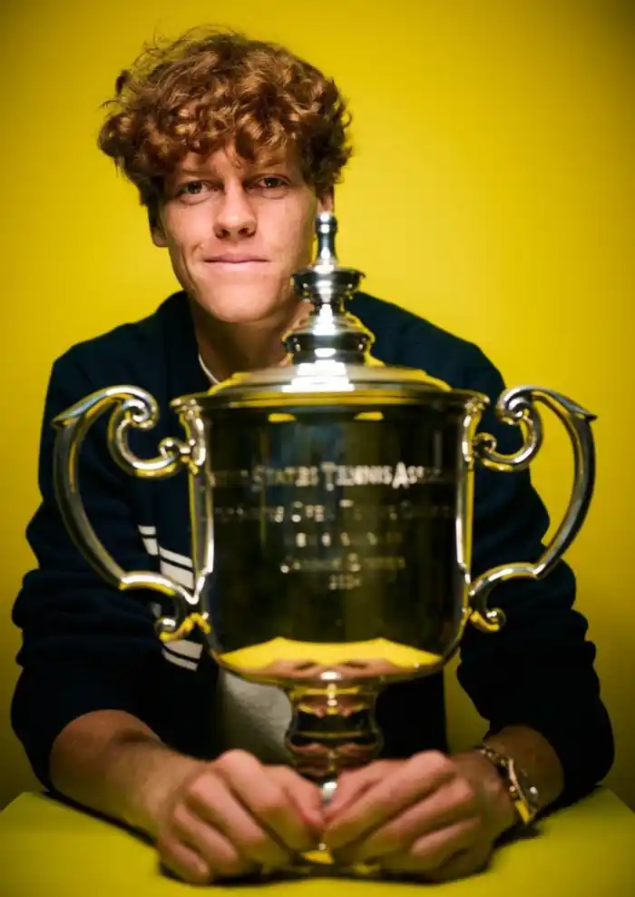 Sinner y el trofeo obtenido en Flushing Meadows (Vía: X).