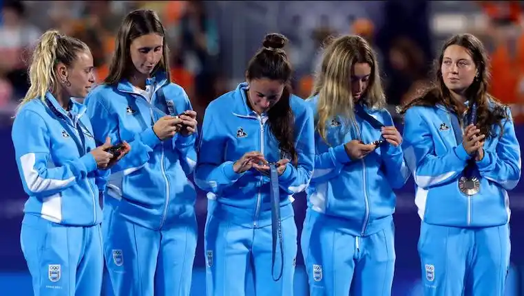 Las Leonas y la emoción por subirse una vez más al podio.