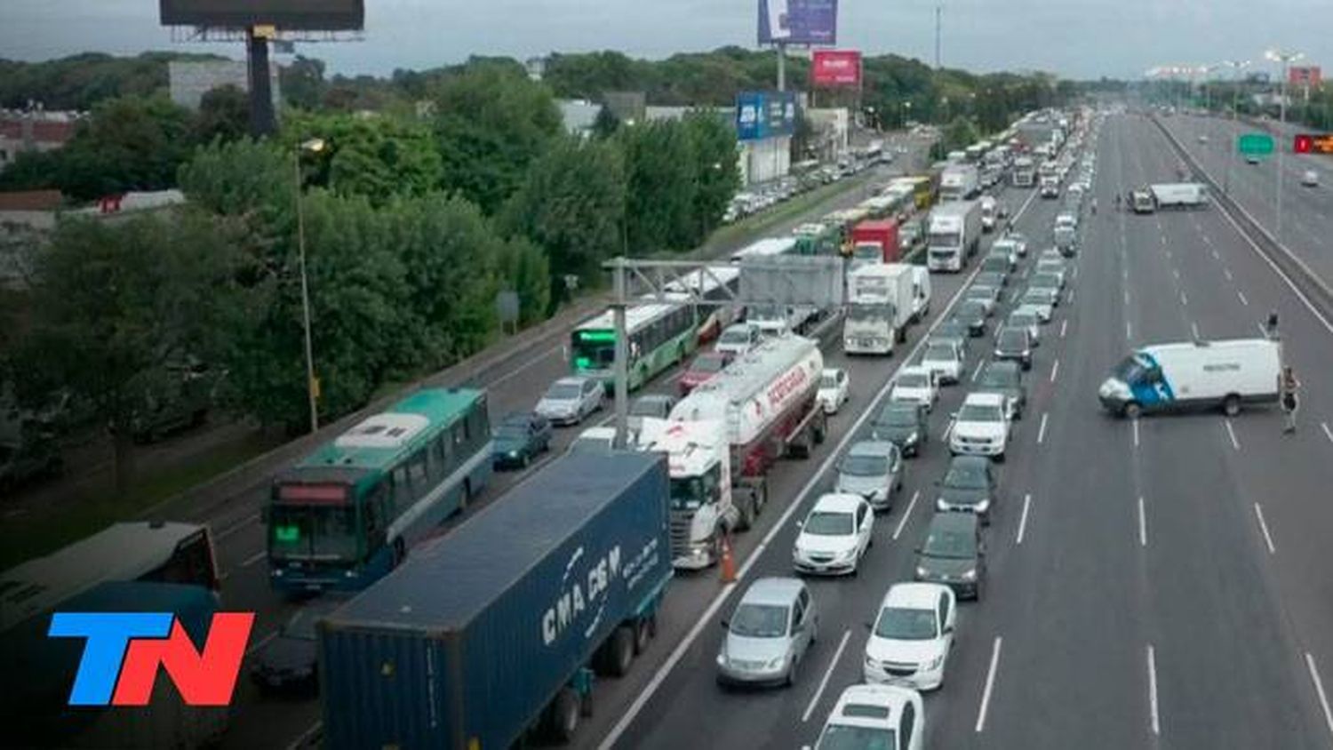 5 kilómetros de cola y más de dos horas de espera en la Panamericana