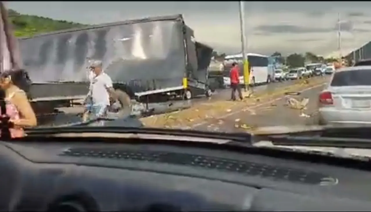 ¡LA GENTE SE DETUVO, PERO NO A AYUDAR! ROBAN gandola cargada de café que volcó en Anzoátegui