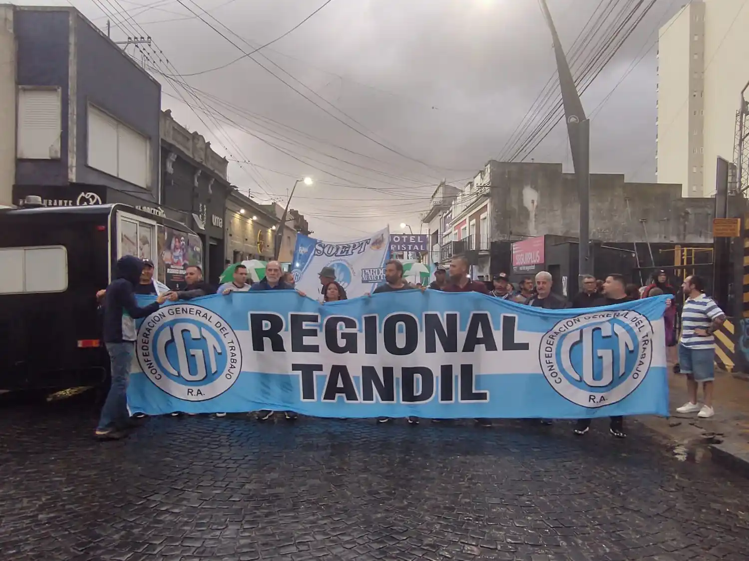 El comienzo de la marcha se demoró unos minutos por la intensa lluvia.