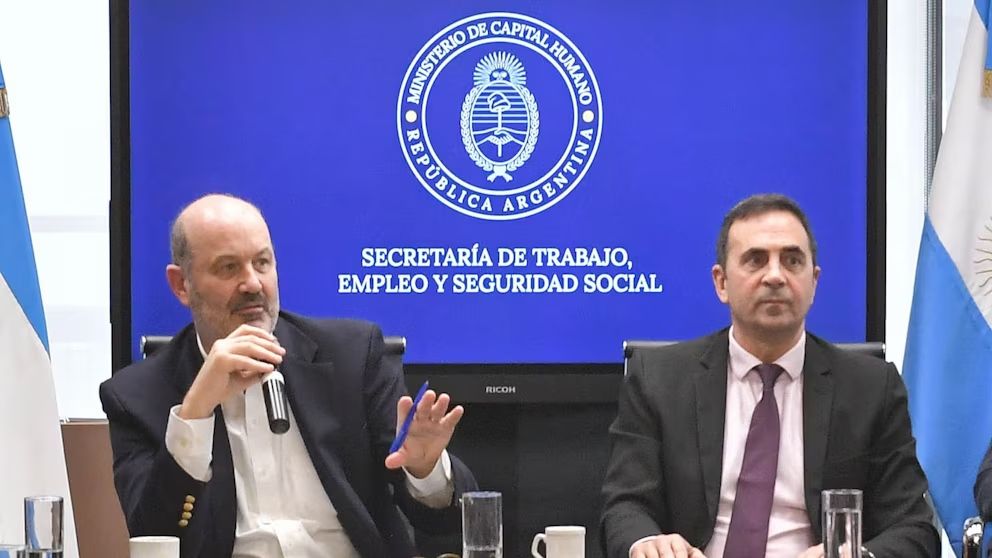 Federico Sturzenegger y Julio Cordero explicaron los alcances del decreto reglamentario de la reforma laboral