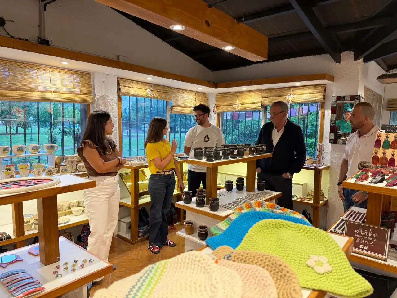 Productos de más de 30 artesanos locales en un solo lugar, presentes en el local del Mercado.