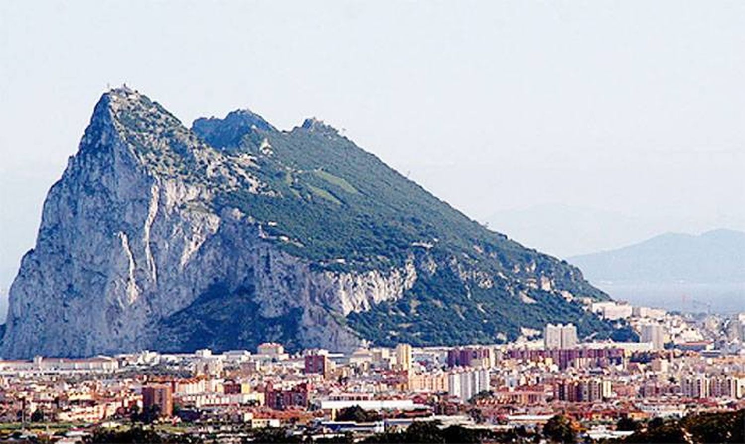 Gibraltar acusa a España de �Sgrave violación de soberanía⬝   tras un incidente aduanero