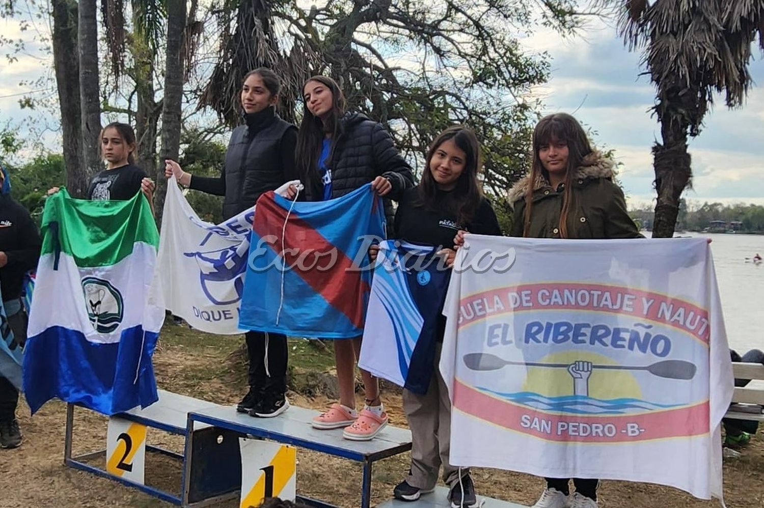 En el podio. Poblete Rojas en el tercer puesto junto a Rodríguez