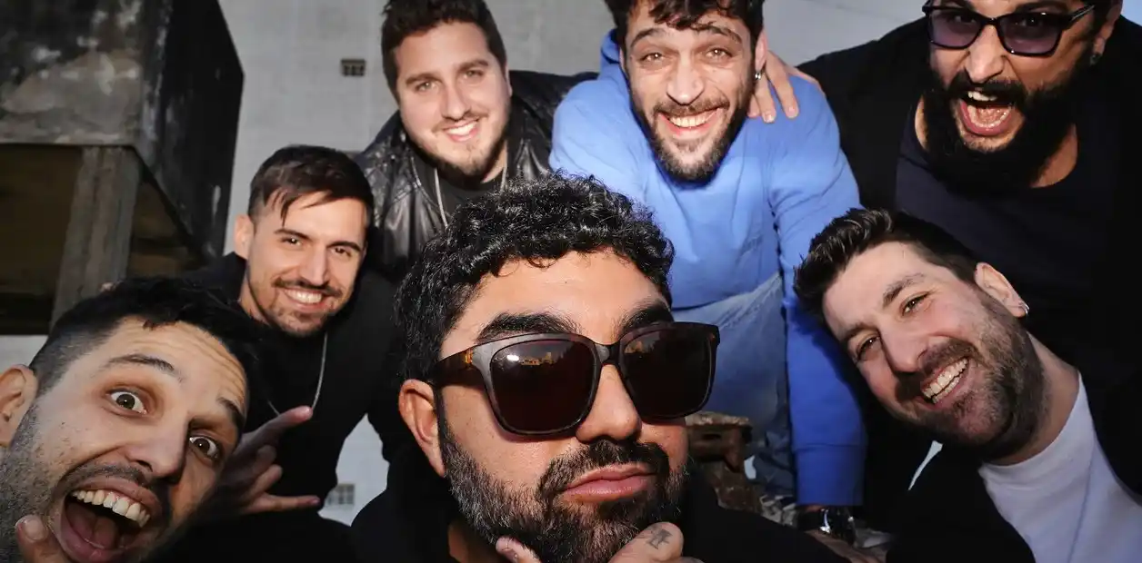 La banda logra amalgamar diferentes estilos musicales, y fusiona el rock con candombe, reggae, pop, funk y hasta cumbia, para llegar a un sonido personal y contundente.