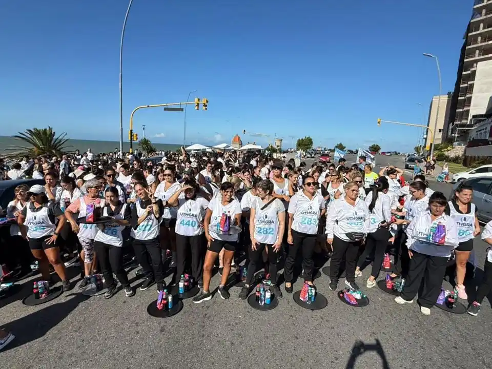 Más de 600 mozos y camareras corrieron la tradicional maratón de UTHGRA en la costa marplatense