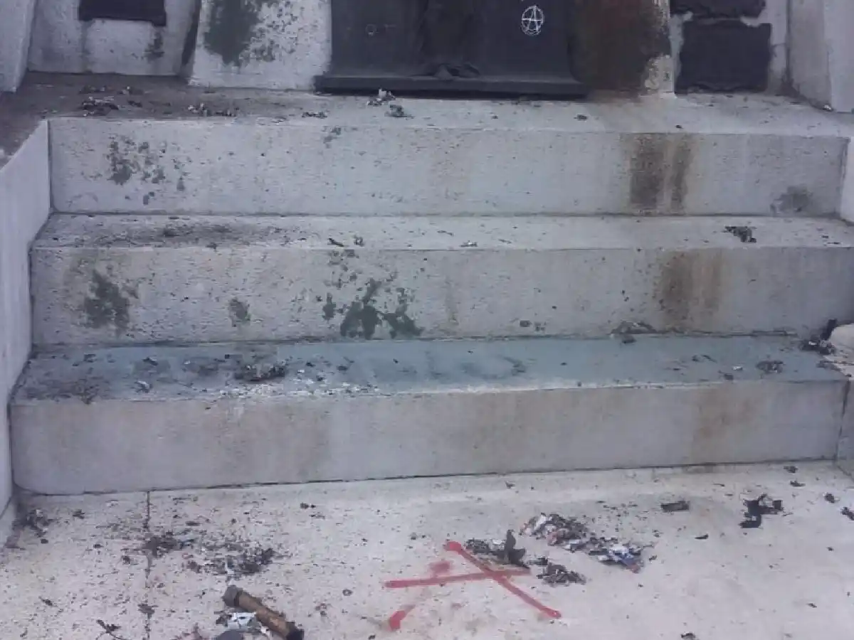 Estalló una bomba casera en el cementerio de Recoleta y una mujer sufrió graves heridas