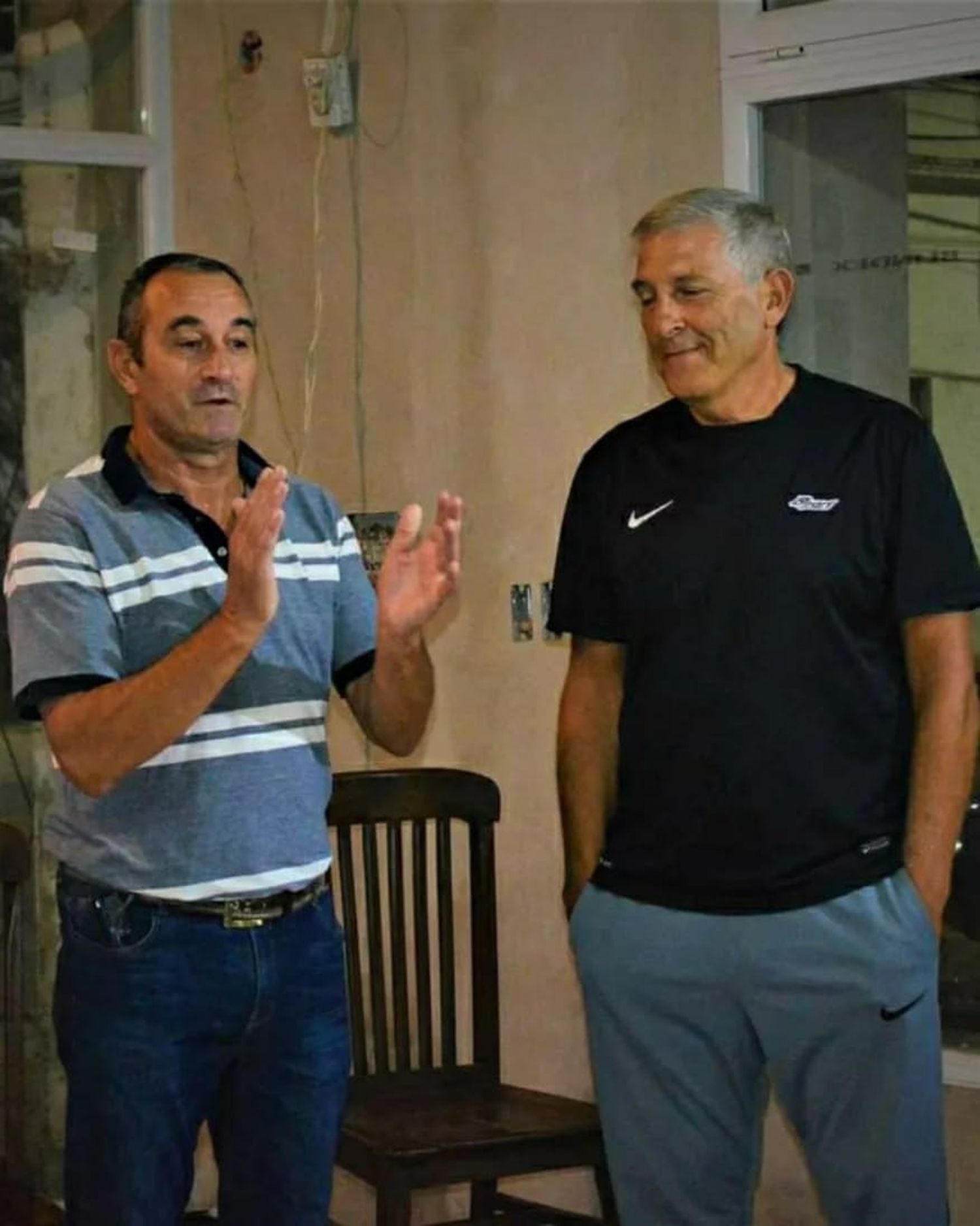 El presidente del club B.H. señor Eduardo Uriarte en el momento de presentar al profesor Ricardo Bojanich en la Clínica de básquet que hubo en la institución