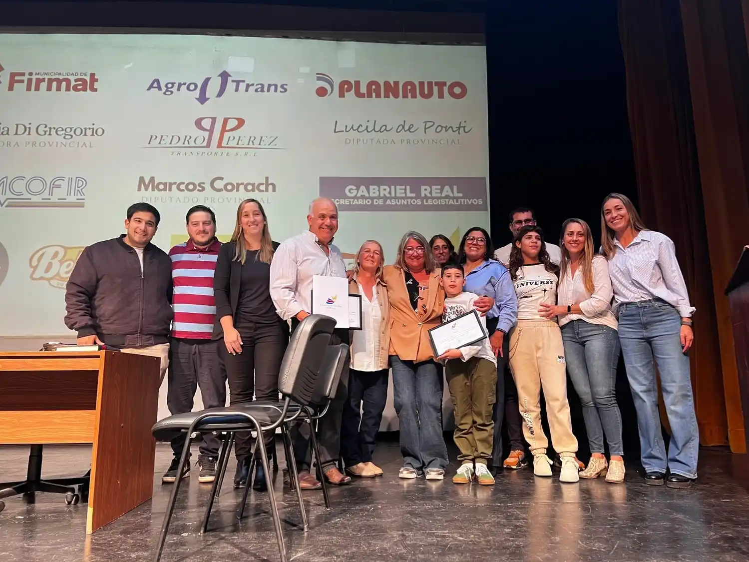 El grupo teatral recibió la declaración durante la función.