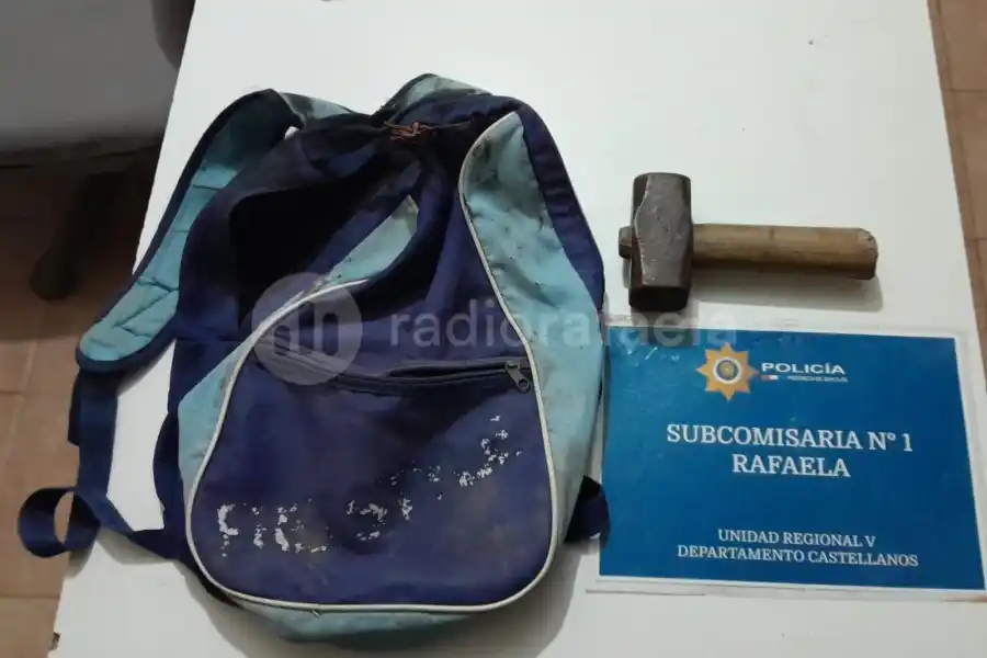 Tirado en el piso, se escondió de la policía atrás de una bolsa de arena