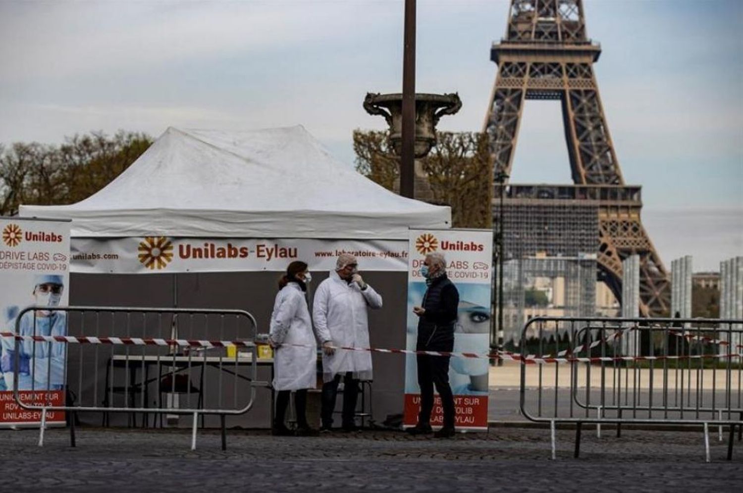 Francia estudia habilitar la vacunación contra el coronavirus en farmacias