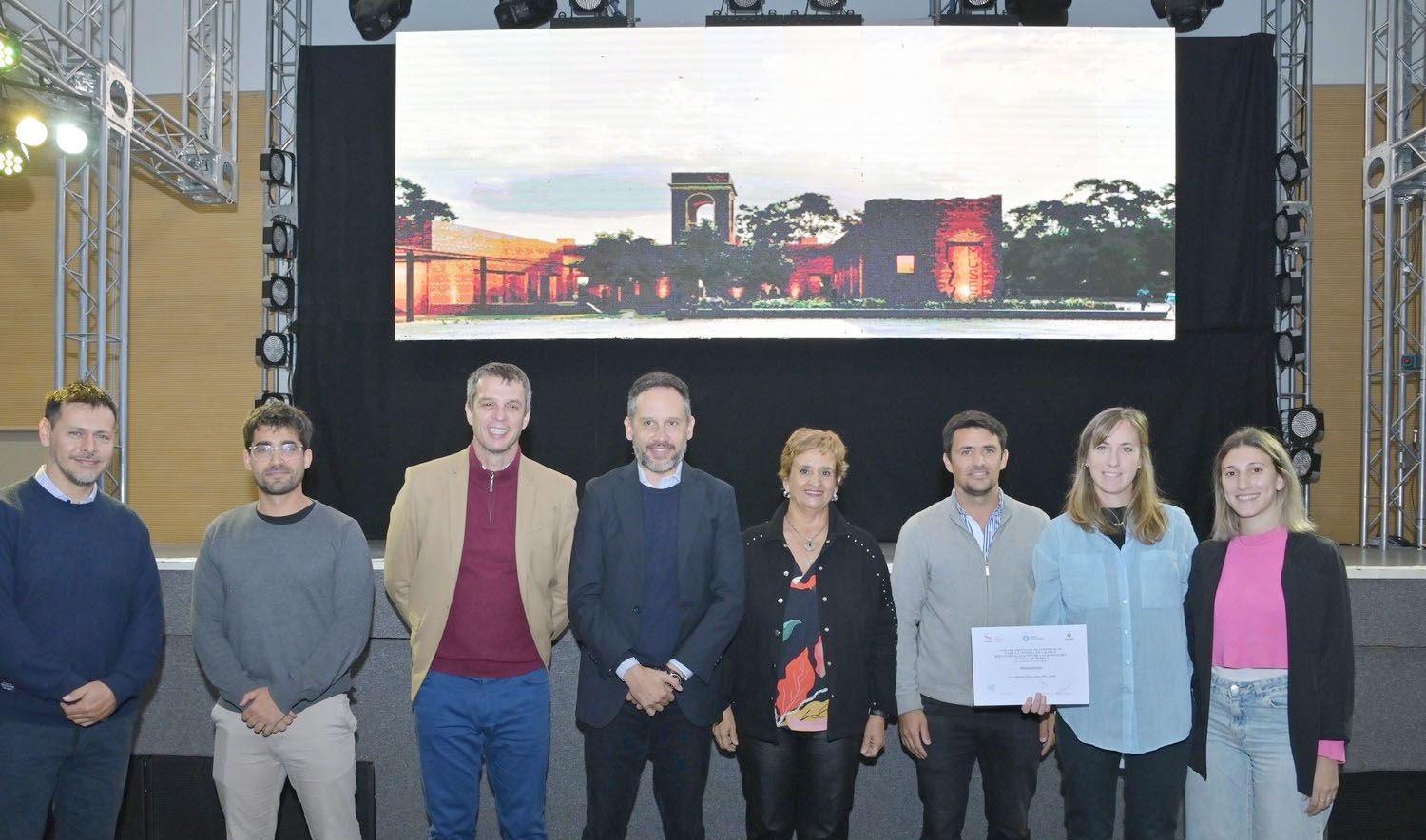 La municipalidad y el colegio de arquitectos premiaron a los ganadores del concurso 