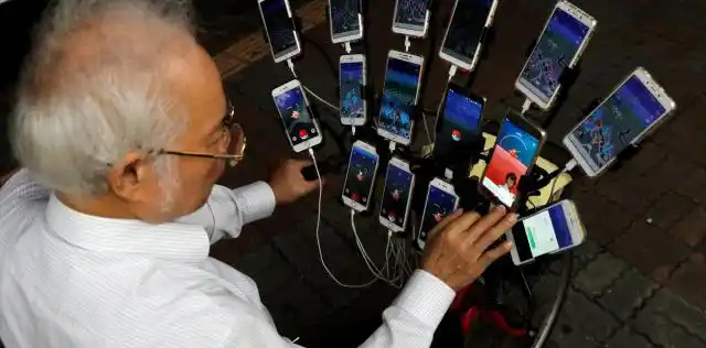 El “abuelo Pokémon”: tiene 70 años y sale a cazar con 15 celulares a la vez