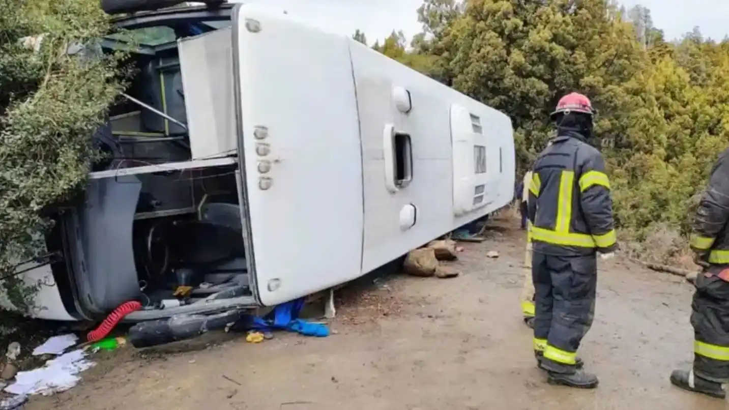 Un micro con 44 turistas volcó cerca de Villa Traful: hay 20 heridos, cinco de gravedad
