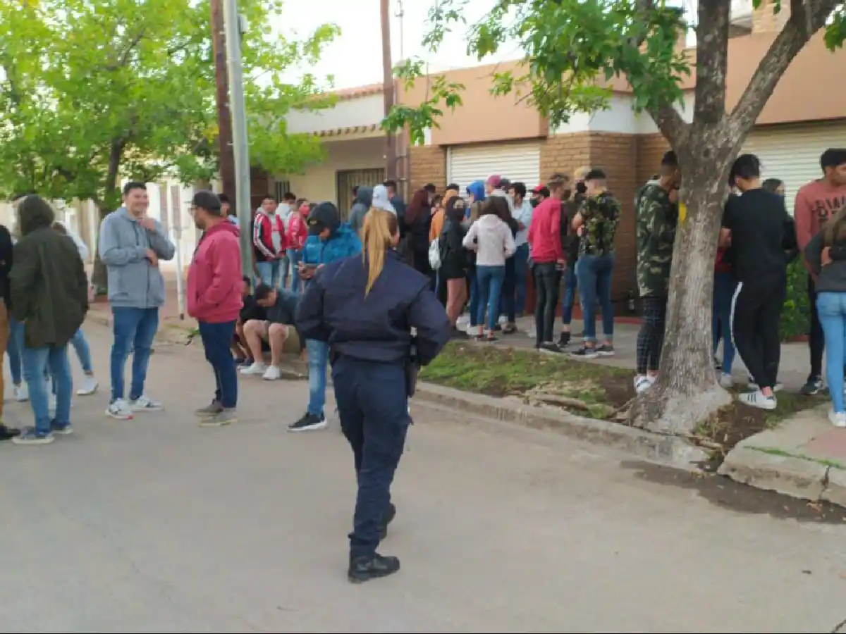 Violencia en controles: una inspectora municipal y una mujer policía fueron embestidas