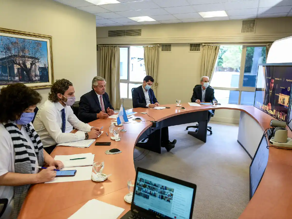 Limitar la nocturnidad y transporte solo para esenciales: las medidas que acordó el presidente con gobernadores