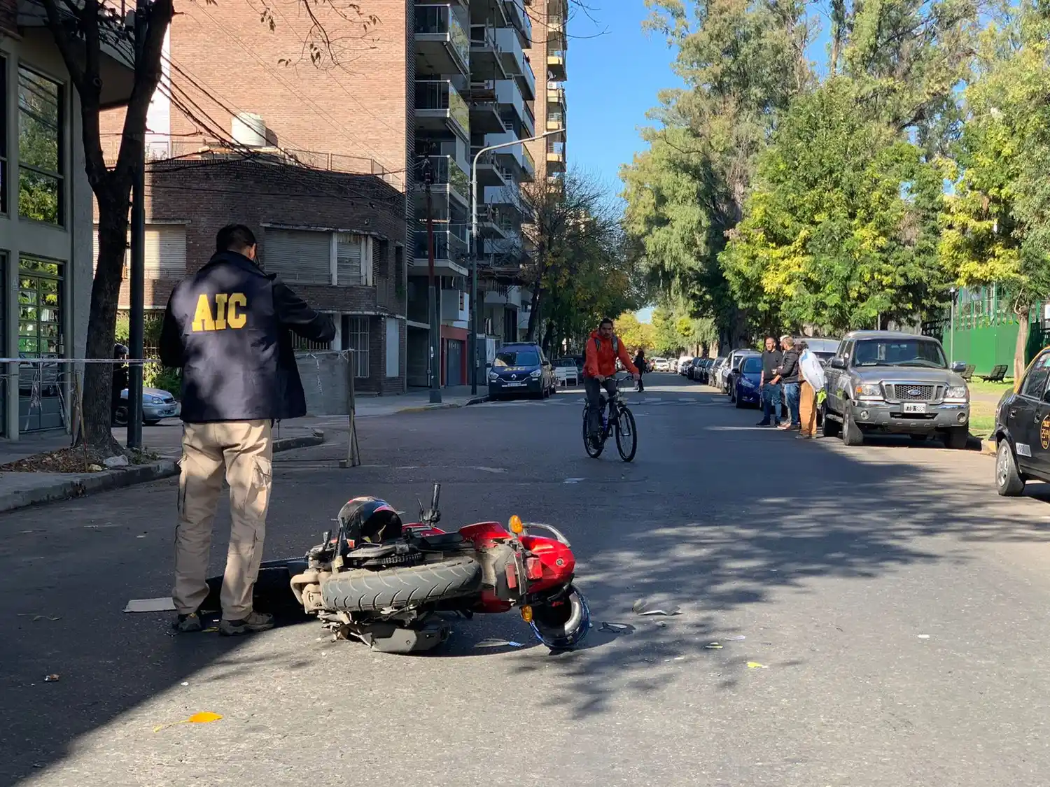 Motociclista atropelló a una mujer en inmediaciones del parque Independencia y ambos terminaron en el hospital