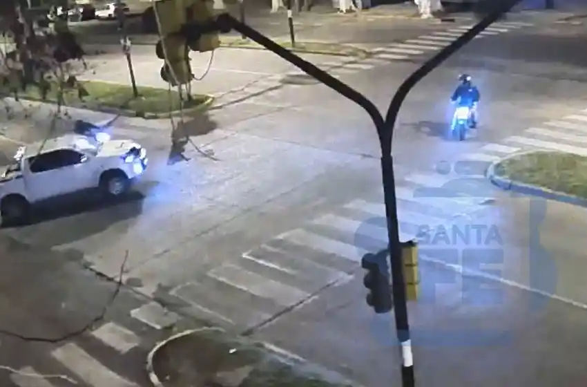 Fuerte choque entre una camioneta y una moto en zona norte