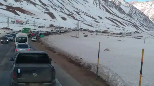 Alerta por nevadas. Cortes de ruta, hielo en la calzada y muchas familias caminando a la vera del camino