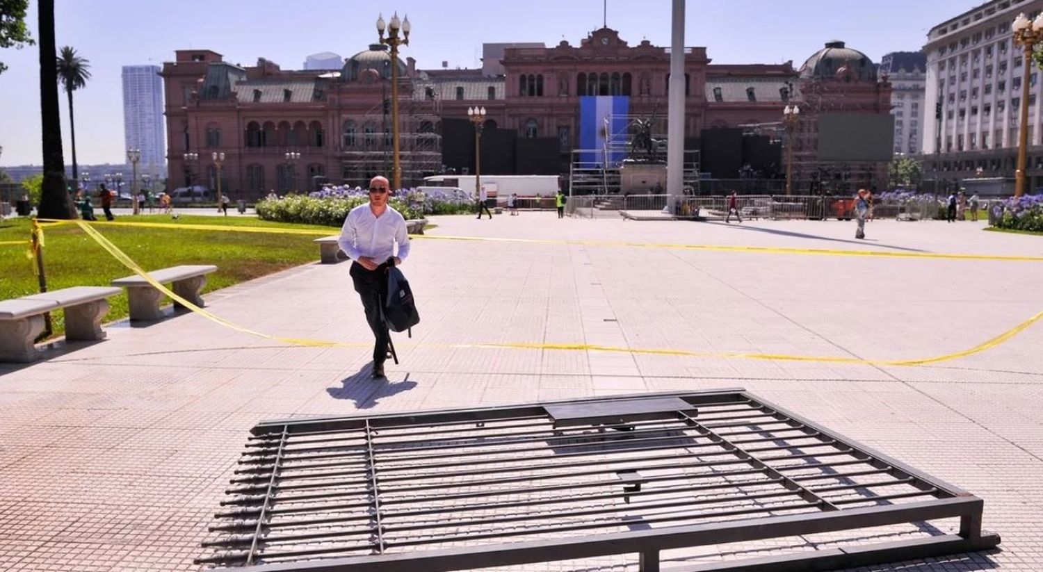 Volvieron las rejas a Plaza de Mayo que el Gobierno ordenó sacar