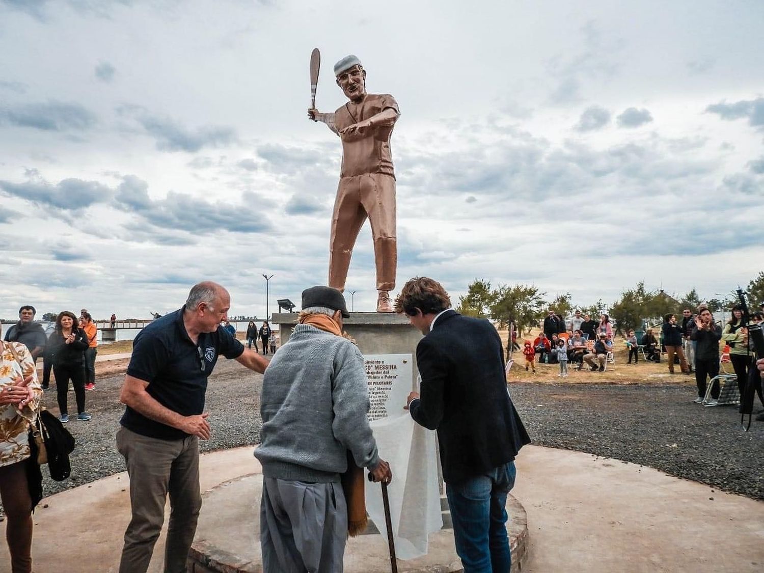 El mítico pelotari Oscar “El Manco” Messina tiene su estatua homenaje