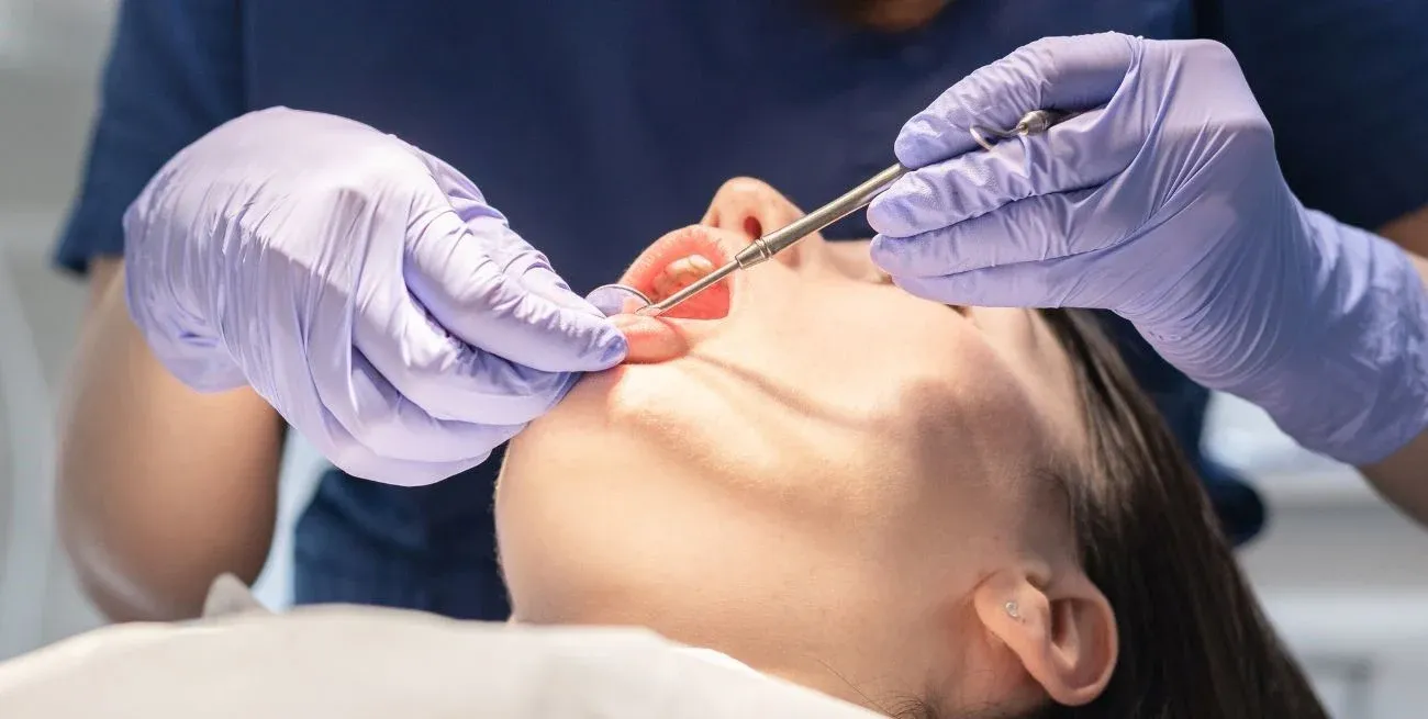 Crece la preocupación por tratamientos dentales clandestinos en redes sociales.