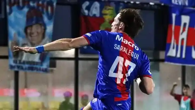 Un entrerriano le arruinó la noche a Racing y le dedicó el gol a su familia