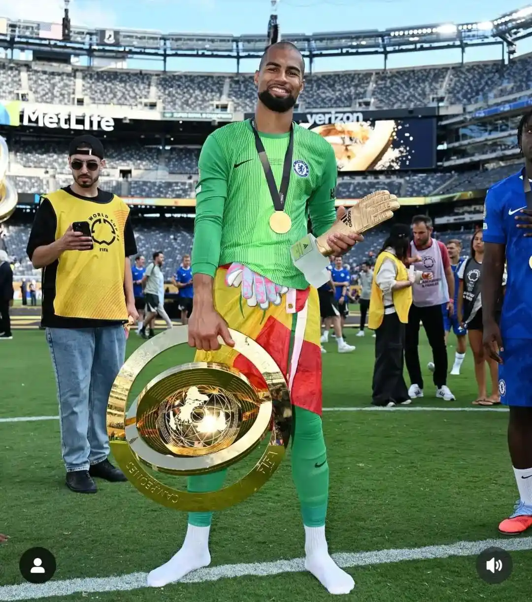 Robert Sánchez, con el trofeo del Mundial y el Guante de Oro.