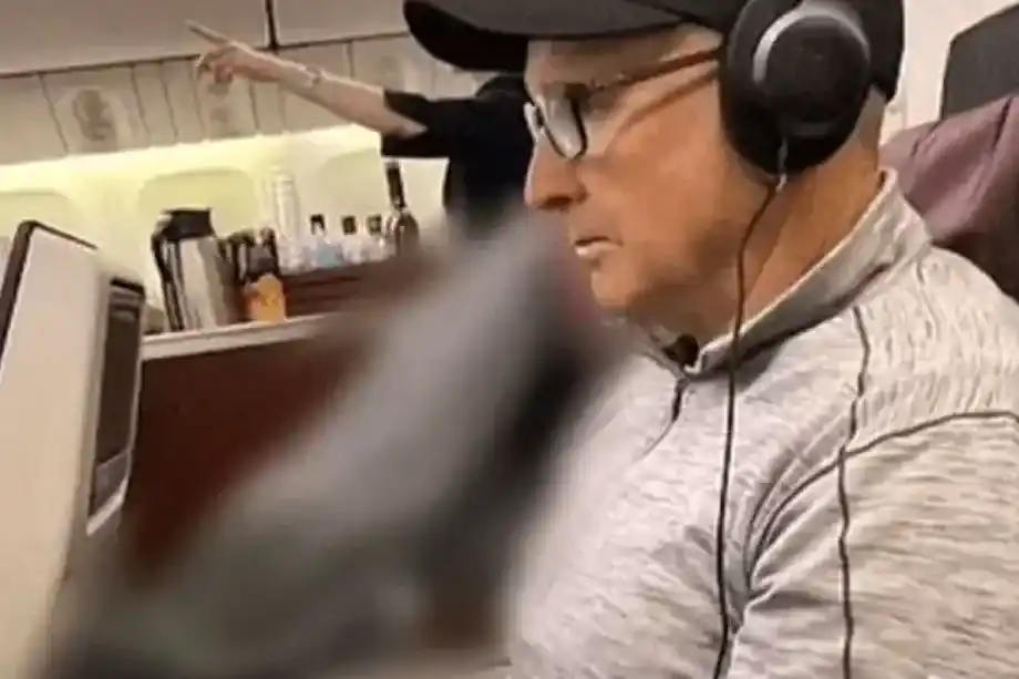 ¡INSÓLITO! Una mujer murió en un vuelo y sentaron el cadáver junto a una pareja (+Detalles)