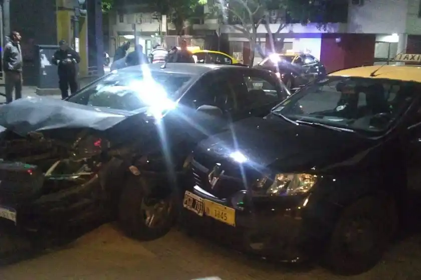 Fuerte choque entre un taxi y un automóvil en macrocentro