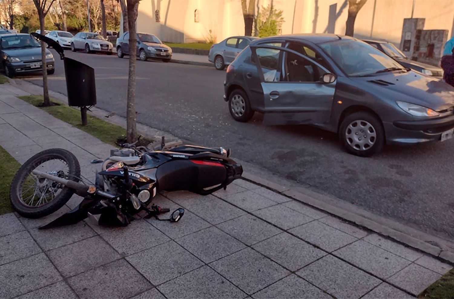 El choque nuestro de cada día: impactan auto y moto y hospitalizan a un hombre