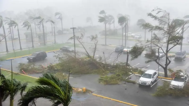 El huracán María sale de Puerto Rico dejando la isla arrasada