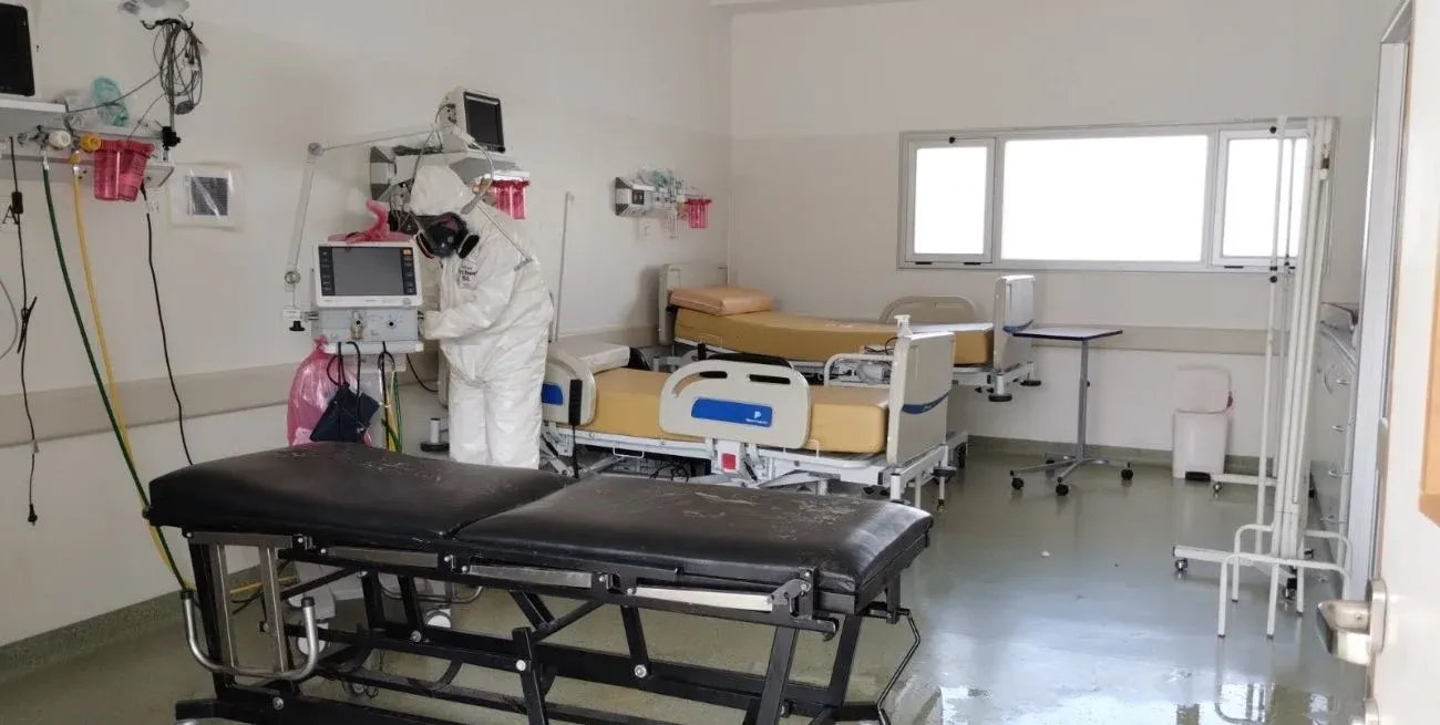 El procedimiento en el sector donde se brindó la atención de emergencia, consistió en un barrido con oxígeno para oxidar la sustancia que pudiera permanecer en las superficies, ventilación y limpieza posterior con un producto alcalino.