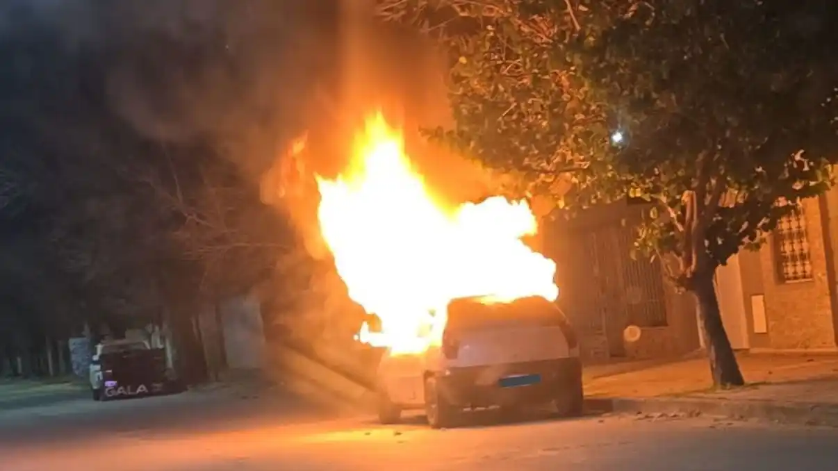 El auto estaba estacionado sobre calle Ingenieros al 600.