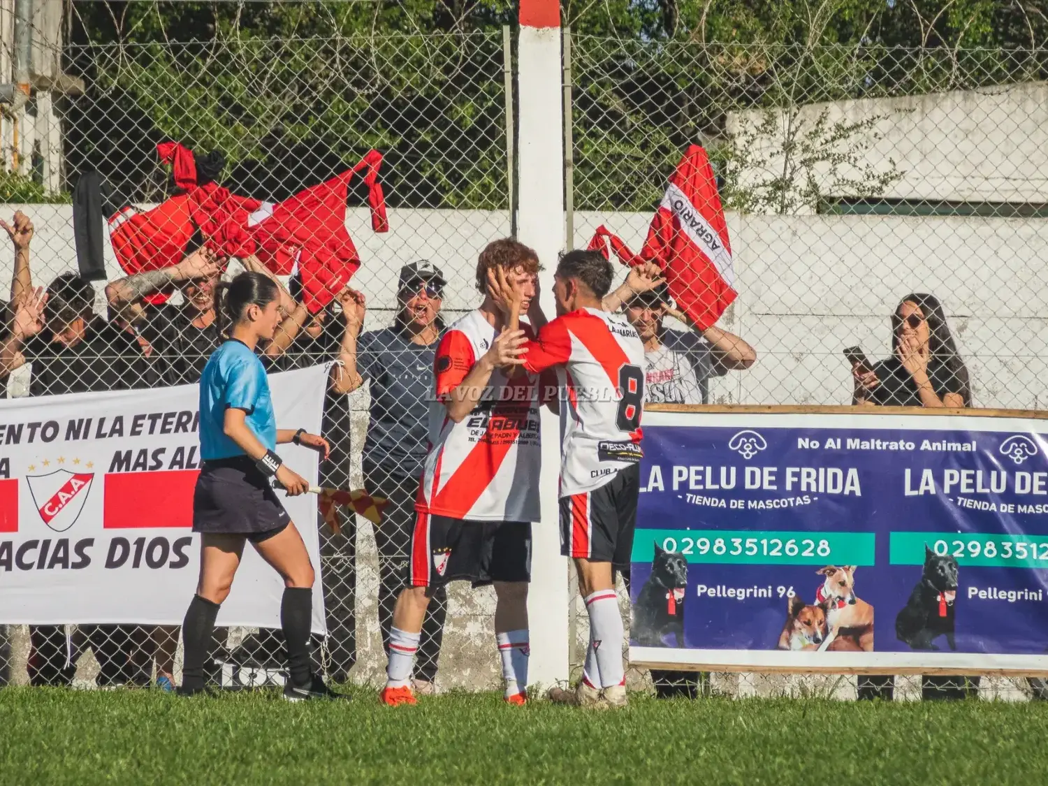 Juan Izquierdo festeja su gol junto con Matías Humoffe (8) quien lo asistió para abrir el marcador en la definición ante Claromecó