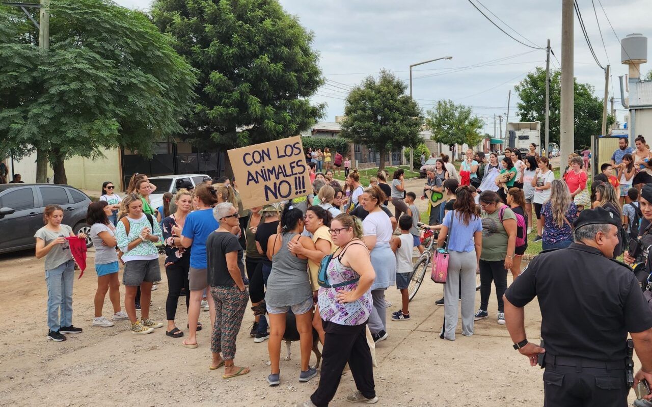 Marcha  y escrache contra mujer denunciada de maltrato animal en barrio Santa Fe