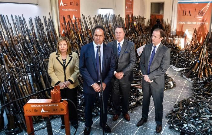 Scioli encabezó la destrucción de casi 15 mil armas de fuego y pidió adherir a la Policía Comunal
