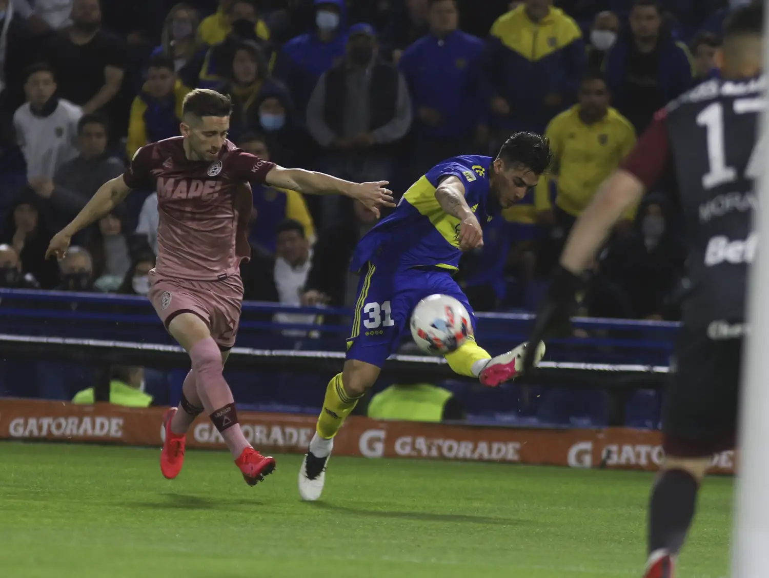 Un remate de Pavón, uno de los mejores en Boca.