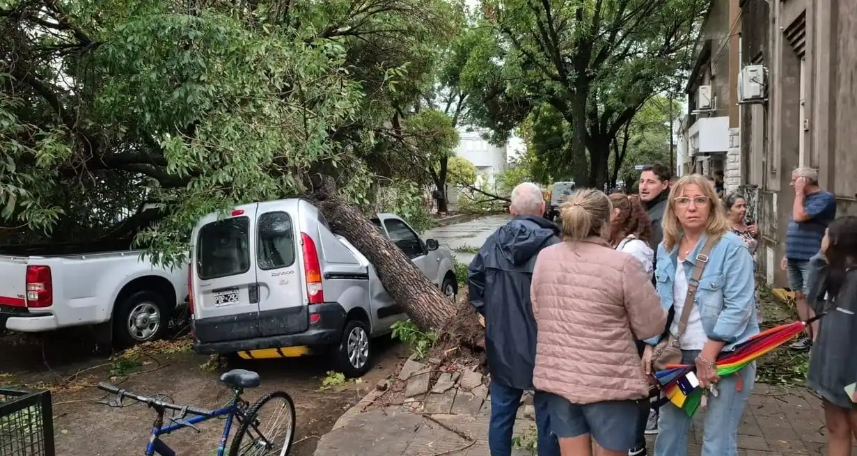 Los vecinos, sorprendidos por el fenómeno, que duró aproximadamente 40 minutos. Foto: Alan Vidaña.
