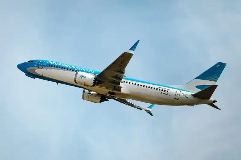 Covid: Aerolíneas Argentinas advierte que sus vuelos pueden sufrir reprogramaciones