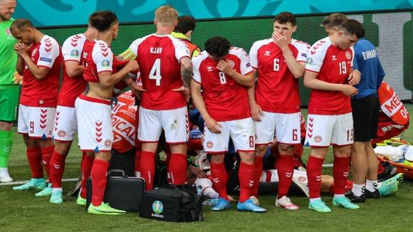 LE PRACTICARON MASAJE CARDÍACO: se desmaya un futbolista danés en pleno juego de la Eurocopa