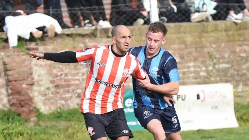 FOTO LA VERDAD DE AYACUCHO Aguirre y Eguzquiza, en Atlético-Unicen. El delantero recibió una sanción de seis fechas.