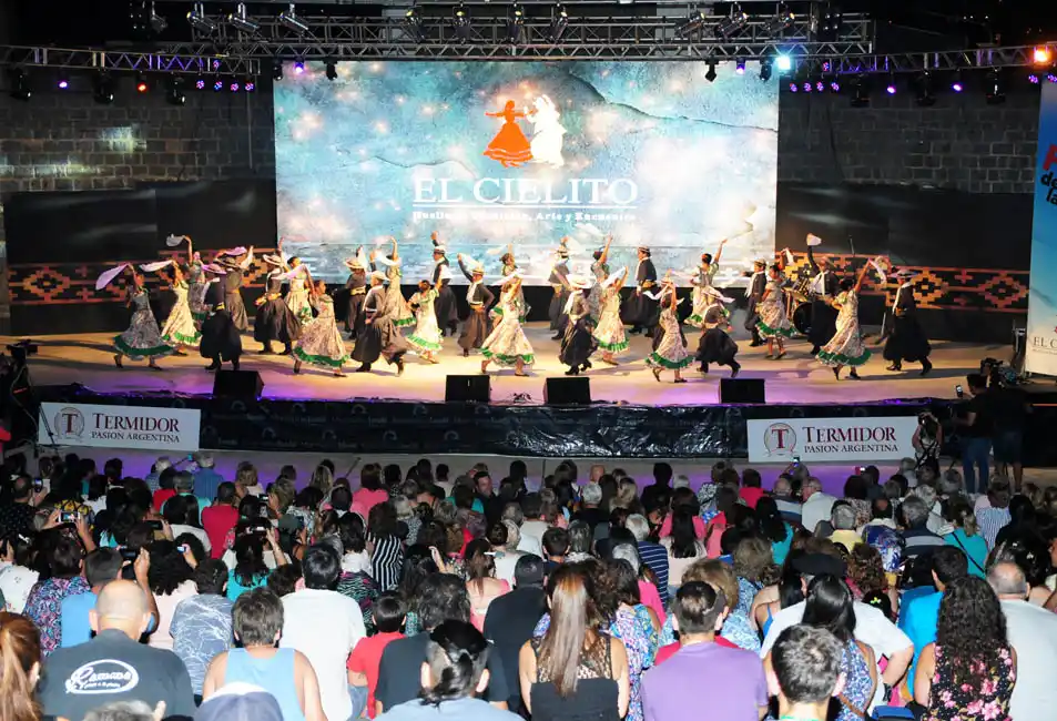 Los tandilenses llenaron el Anfiteatro en la primera noche del Festival de la Sierra