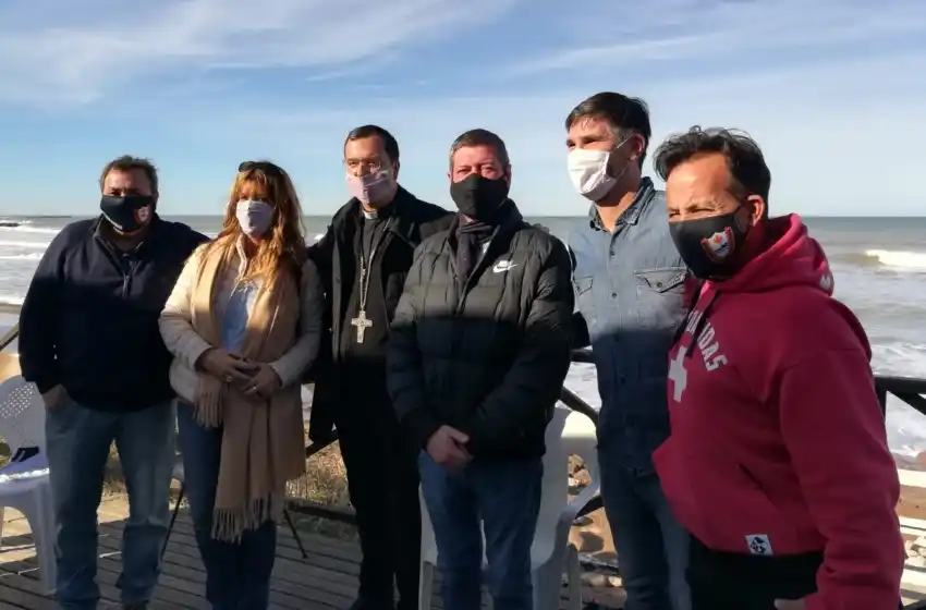 Más de 120 jóvenes participan de una escuela de surf en Chapadmalal